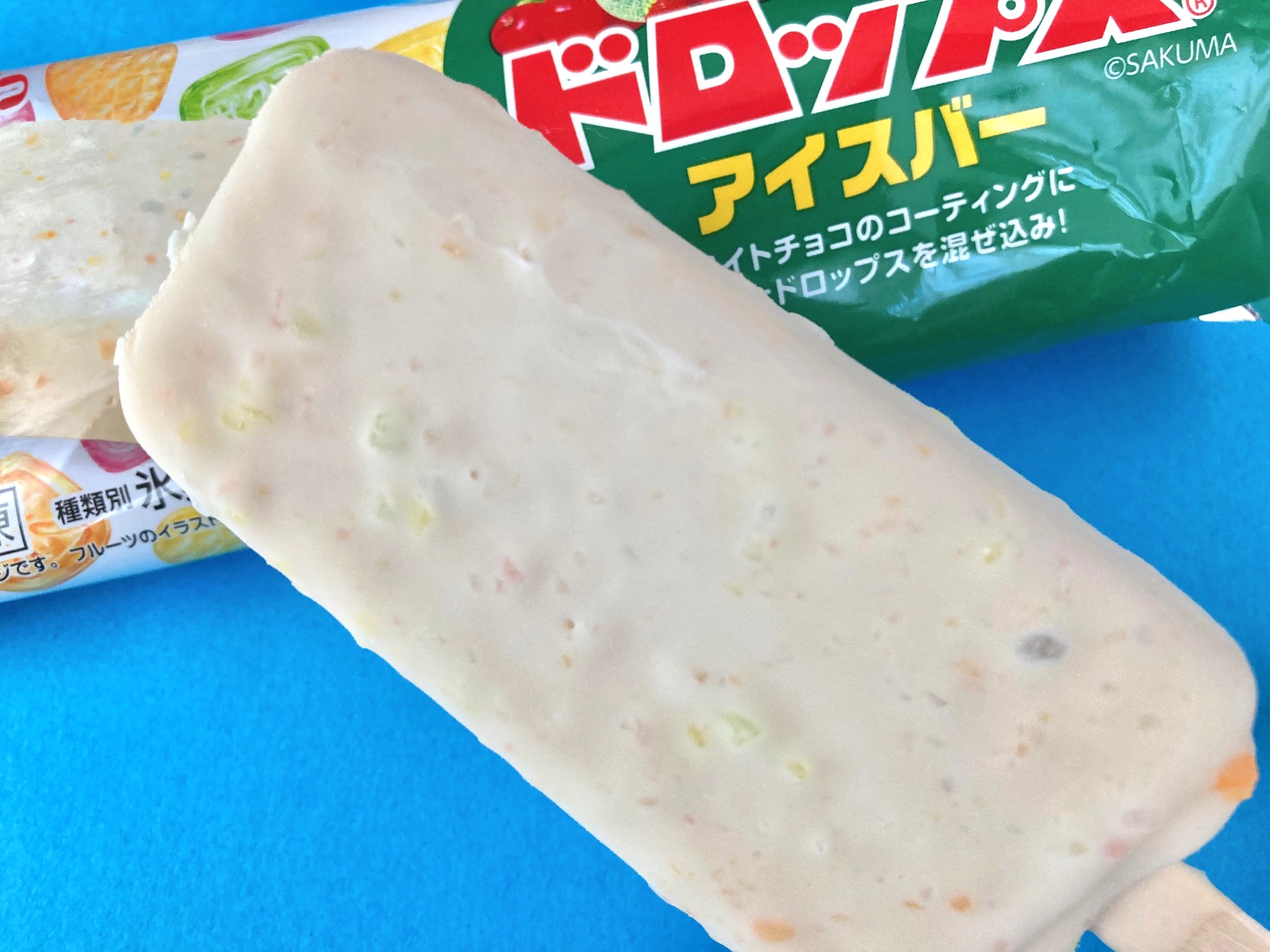 懐かしの味が甘酸っぱい! 衝動買い不可避の「サクマドロップスアイスバー」