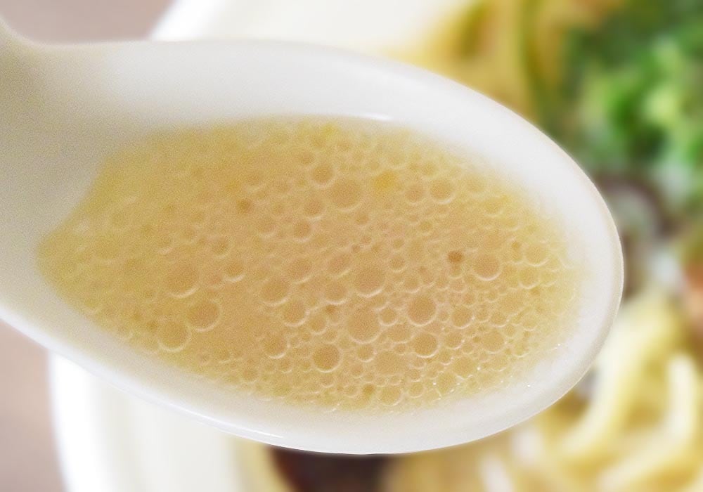 豚骨スープはクリーミーでまろやか。