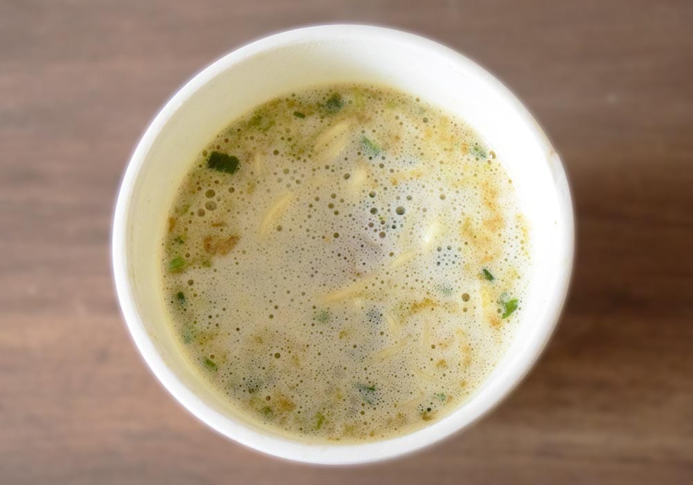 スープの色は白濁していて、泡が結構出るタイプのようです。