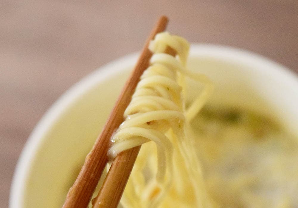 ポツポツと切れるような歯切れの良い細麺