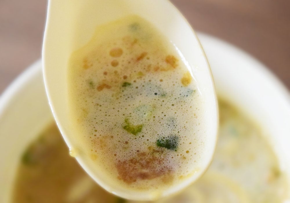 まろやかな豚骨と醤油でほどよくコクのあるスープと、歯切れのよい細麺の相性が抜群です