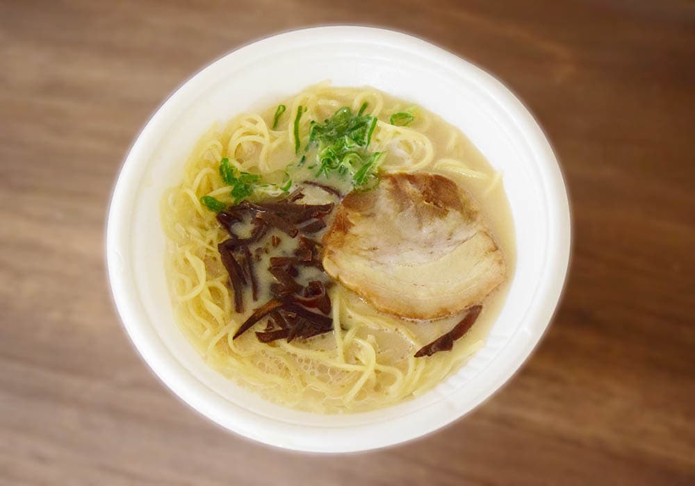 白濁スープに中華麺、チャーシュー、きくらげ、青ねぎが入っています。