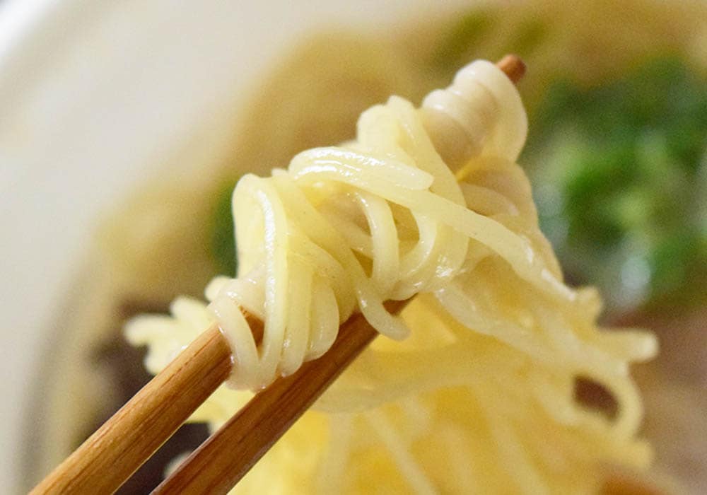 歯切れのよい細麺は、セブンイレブンの「一風堂 白丸元味」と同じ