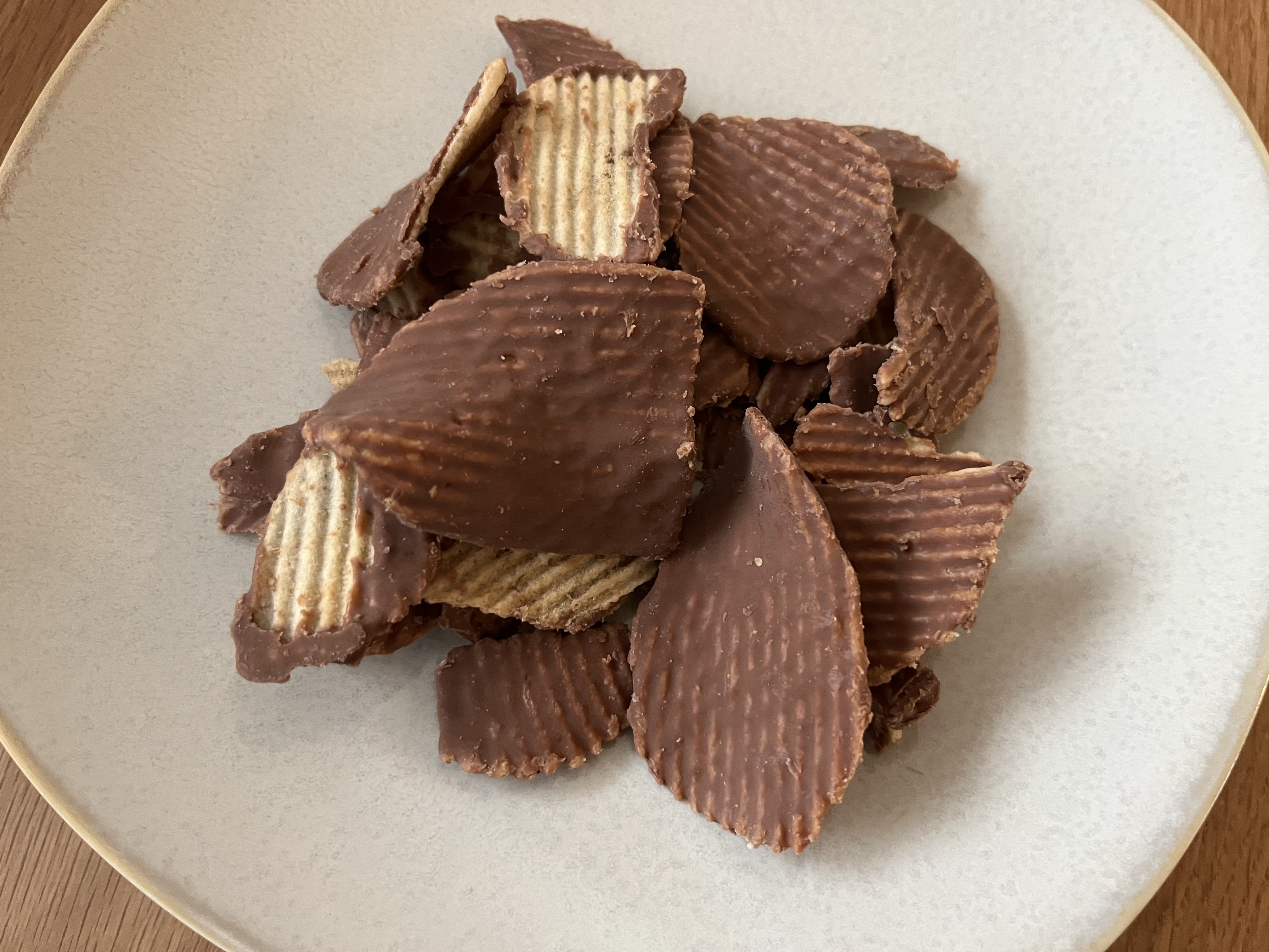 甘じょっぱさがクセになる!冬季限定「チョコがけポテトチップス」