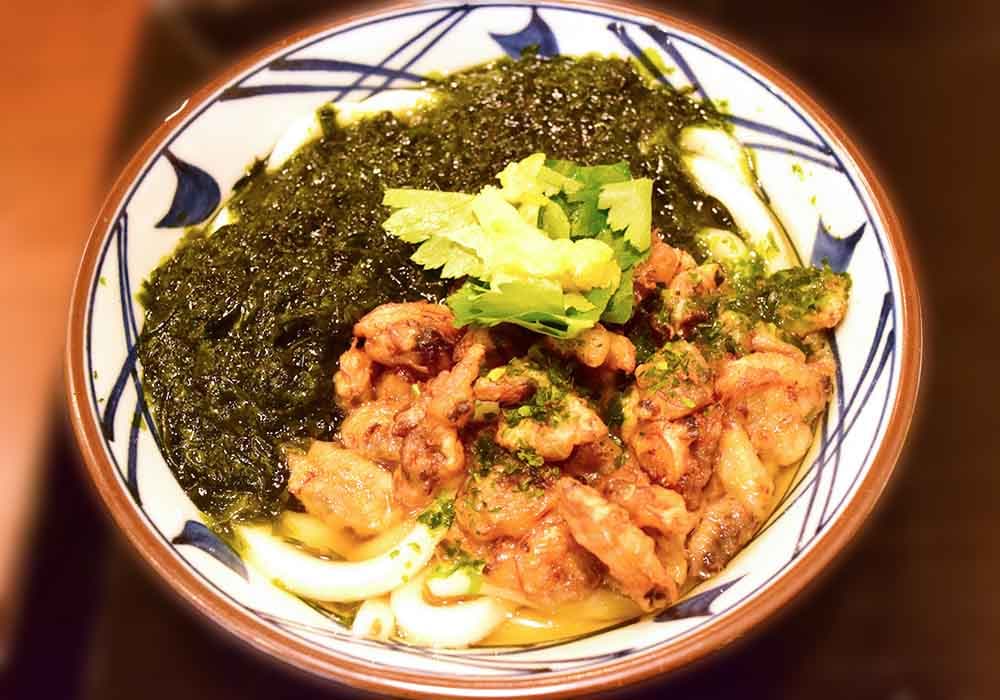 「ゆず香るあさり天と海苔の旨だしうどん」を実食。磯の香りに混ざり、ゆずの華やかな香りが漂ってきて、食欲がそそられます。