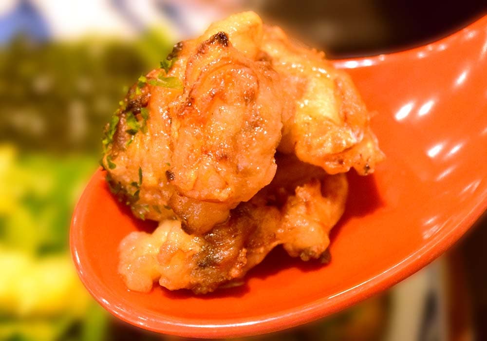 あさり一粒一粒が天ぷらになっており、あおさで味付けされているため、とても香ばしい風味です。