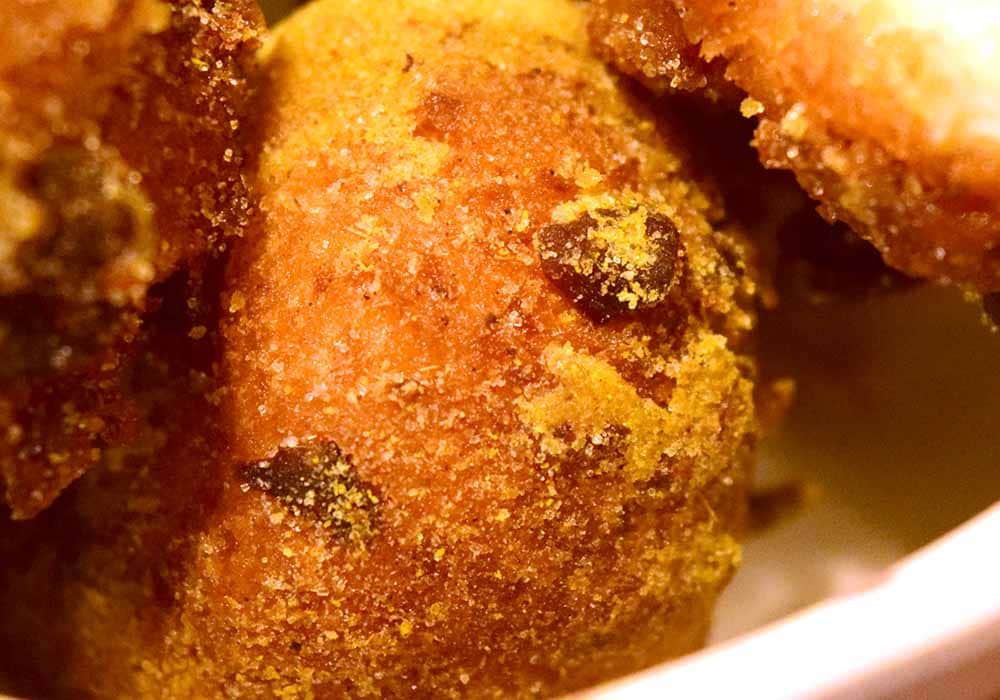 生地に練り込まれた栗の甘露煮