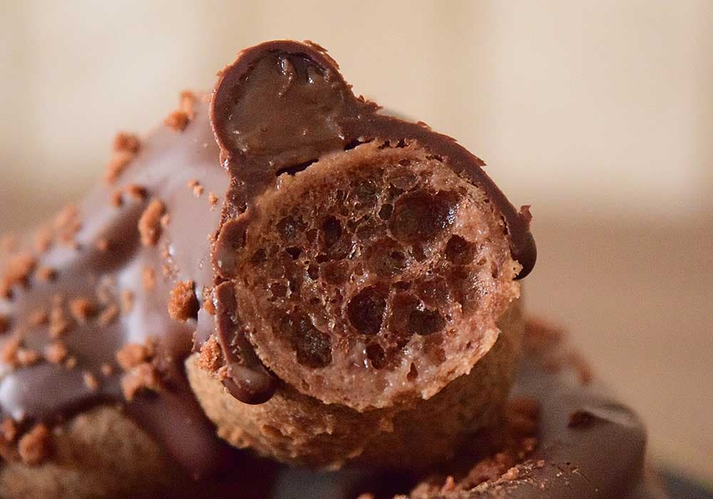 ポン・デ・ショコラよりもさらに甘さはひかえめで、ビター寄りの味わい。 