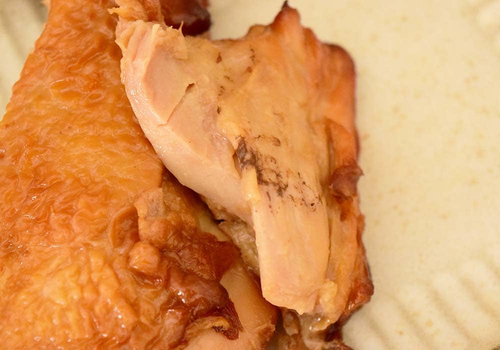チキンの身はやわらかく、しょうゆベースの和風の味わい