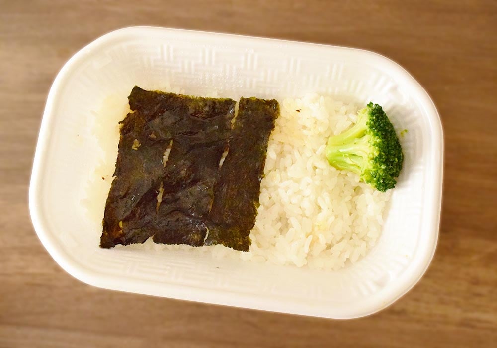 普通の白ごはんだけかと思いきや、海苔がのっていて、さらにブロッコリー付き