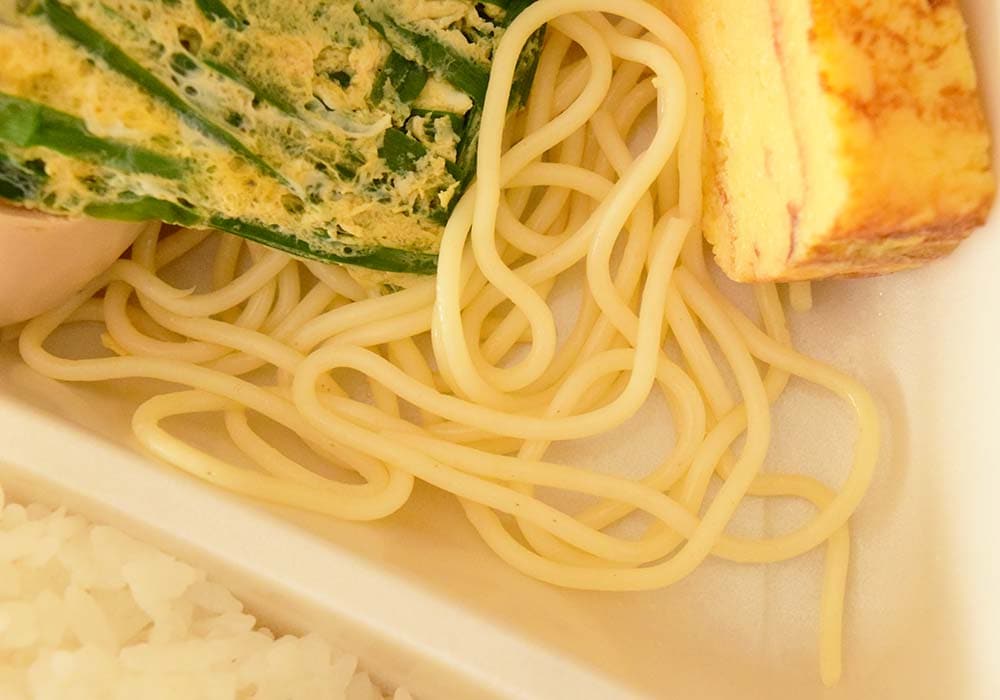ブロッコリーとポテトサラダ、そしてパスタが添えられています