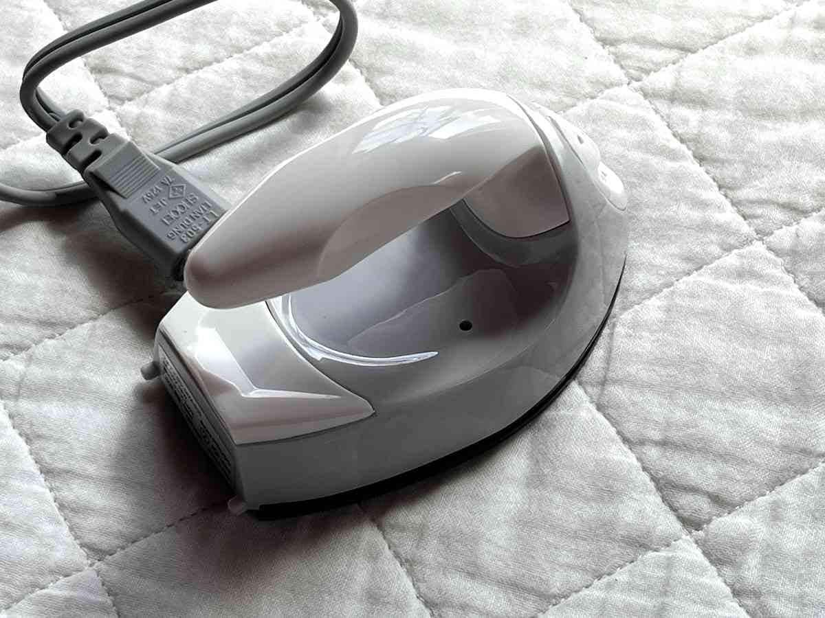 【キャンドゥ家電】1100円の「プチアイロン」は持ち運び便利！シワはちゃんと取れる？使い勝手をレビュー