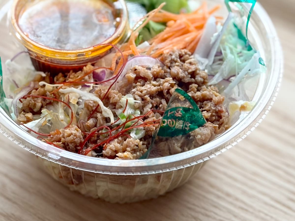 ヘルシーなのに満足度が高い!「麻辣そぼろパスタサラダ」