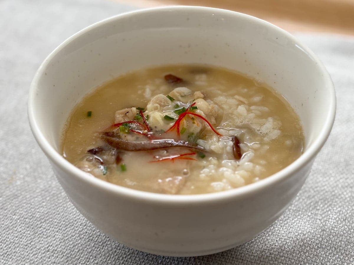 もち麦入り!具材の食感が贅沢な「あったかスープごはん 参鶏湯」