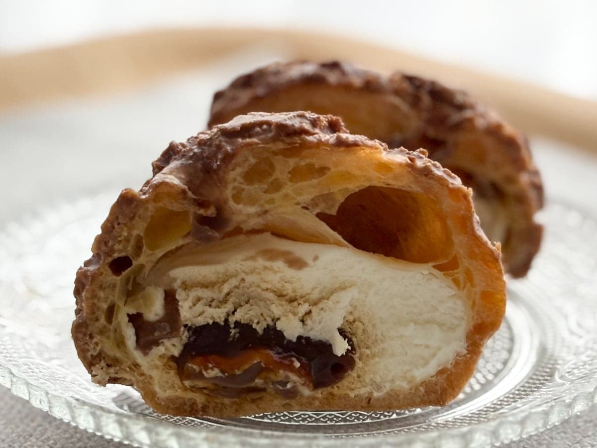 ローソン「生キャラメルクッキーシュー」 ザクザク食感とほろ苦さの絶妙なバランス