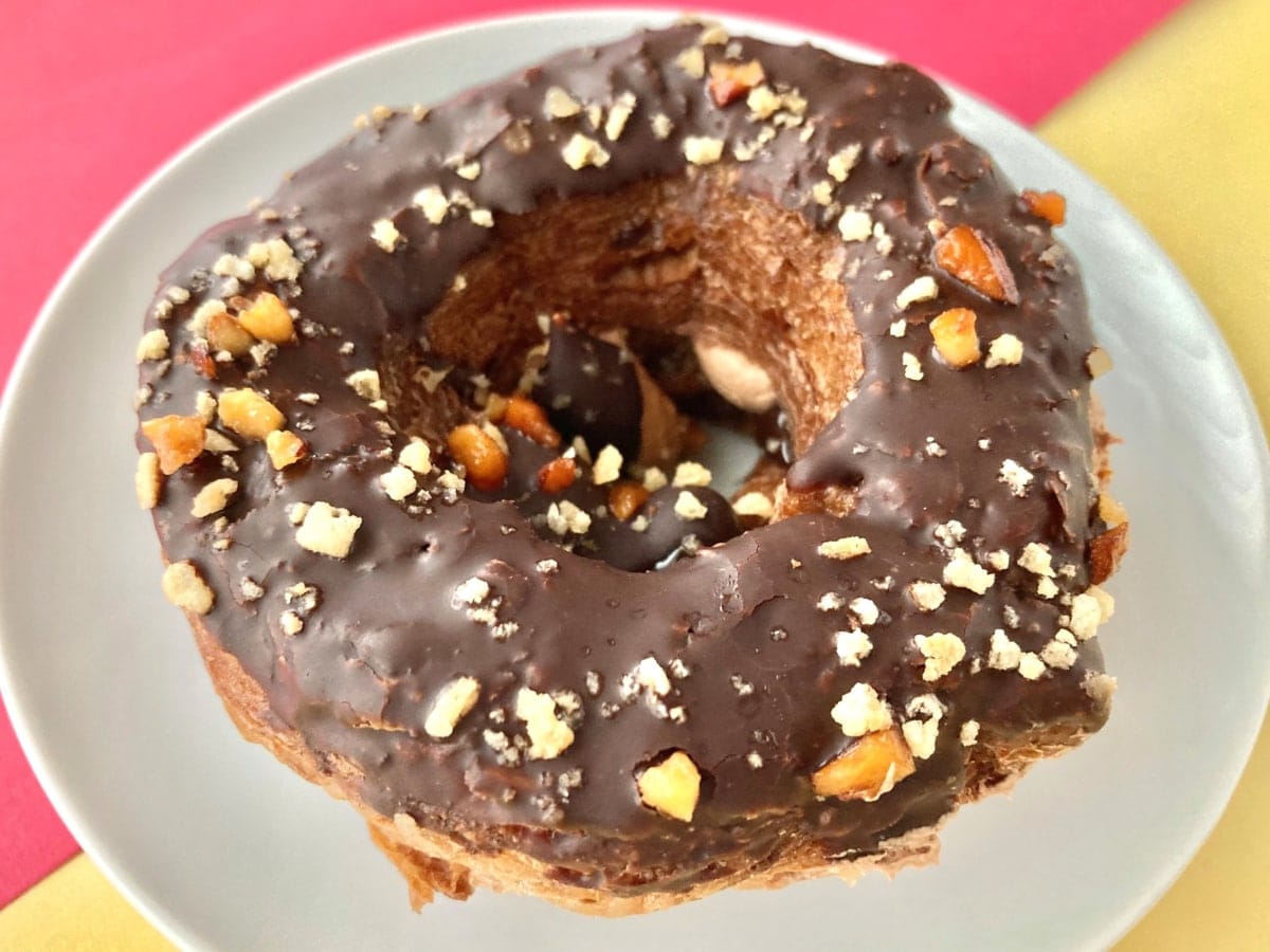 濃厚なのに軽い!ファミマのトリプルチョコクロワッサンドーナツ