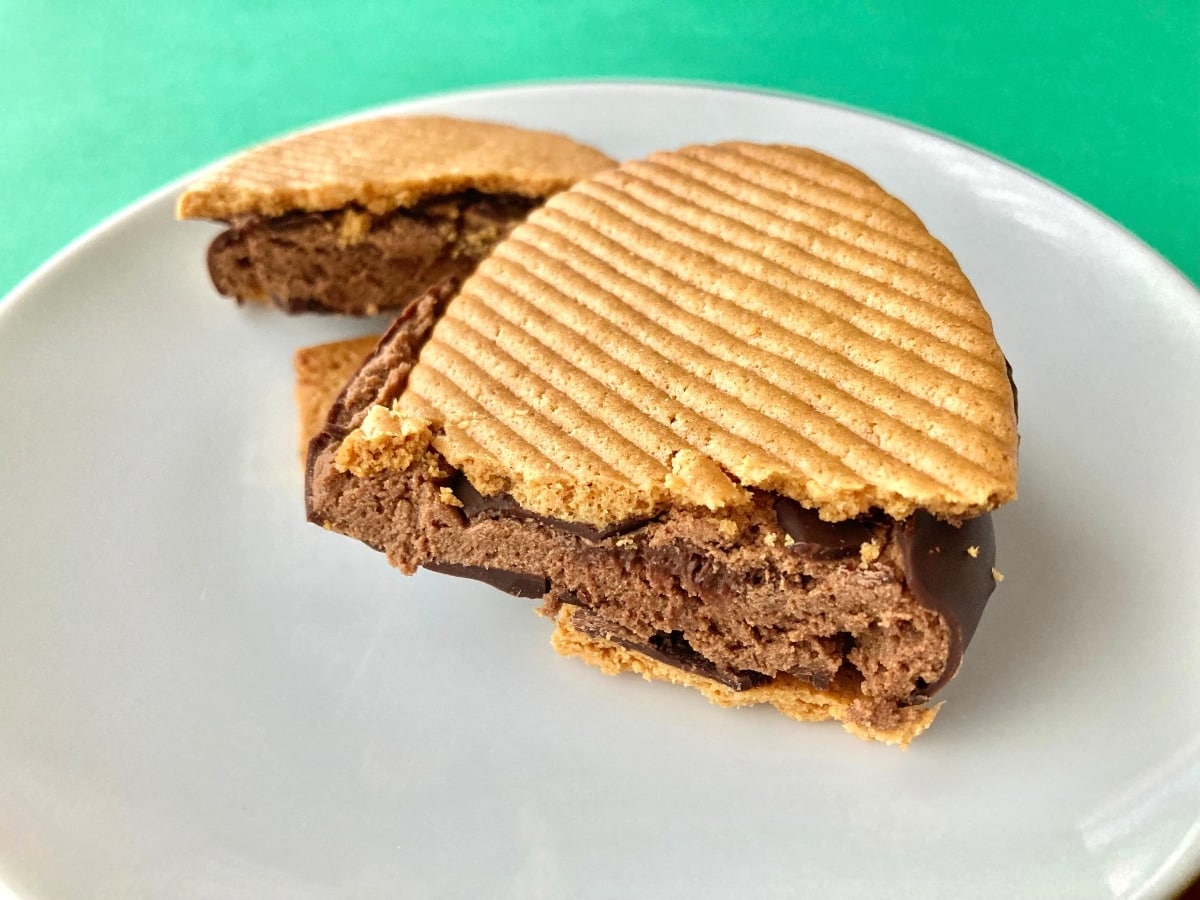 「硬くてバキバキ食べた！」リピート必至のファミマ「クリスピーチョコサンド」