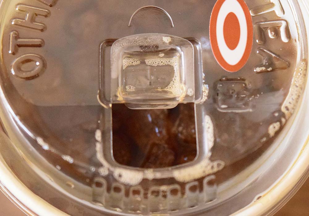 次に、出っ張り部分をフタのへこんだ部分に差し込み、固定します。 