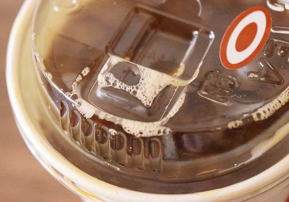 マクドナルドのコールドドリンク新型フタは、飲み口のへりに縦型の滑り止めがついていて口にフィットして比較的飲みやすいですが、難点もあります。