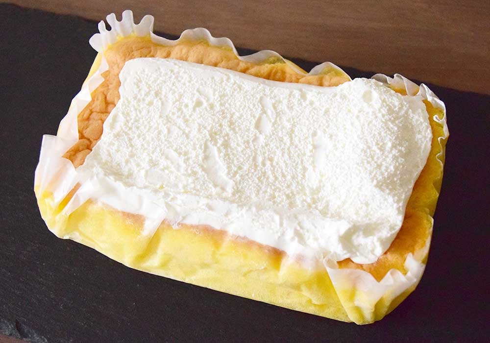 生シフォン生地からはたまごの甘みを思わせる、やさしい香りがふんわりと広がります。