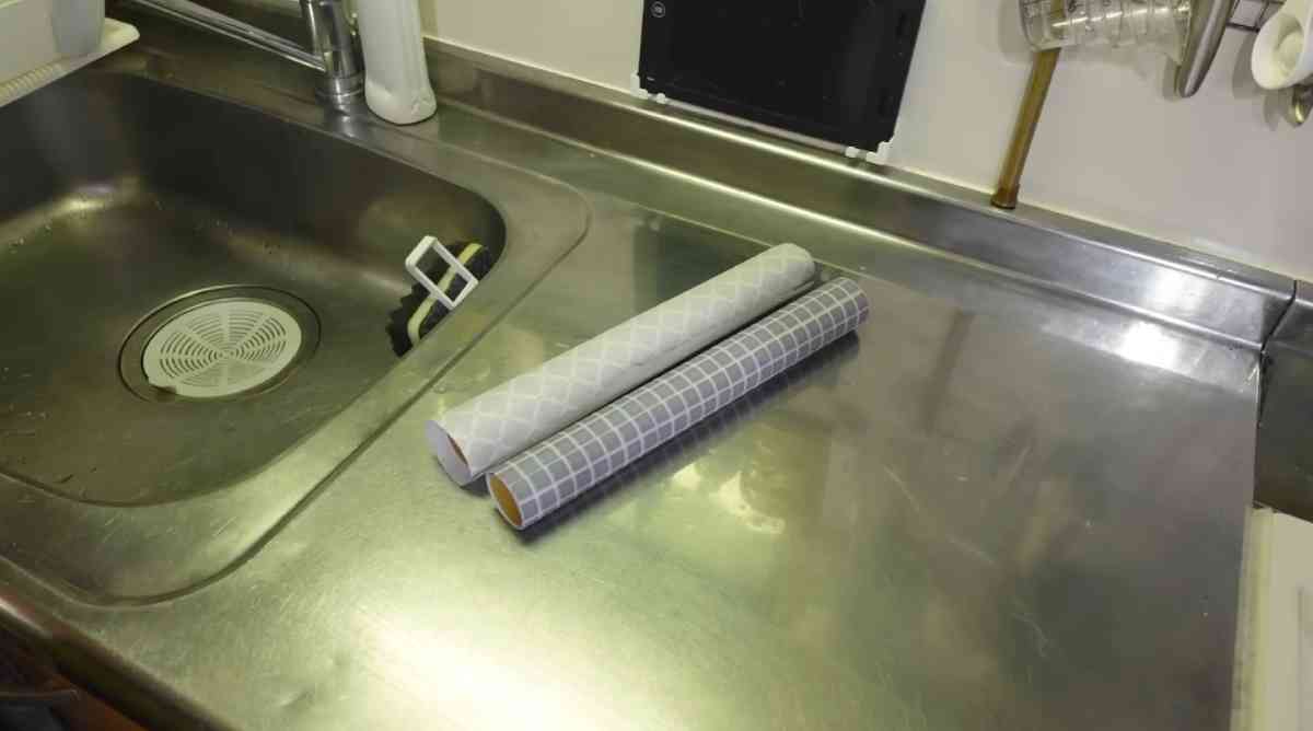 ダイソーの「貼ってはがせるテーブルシート」