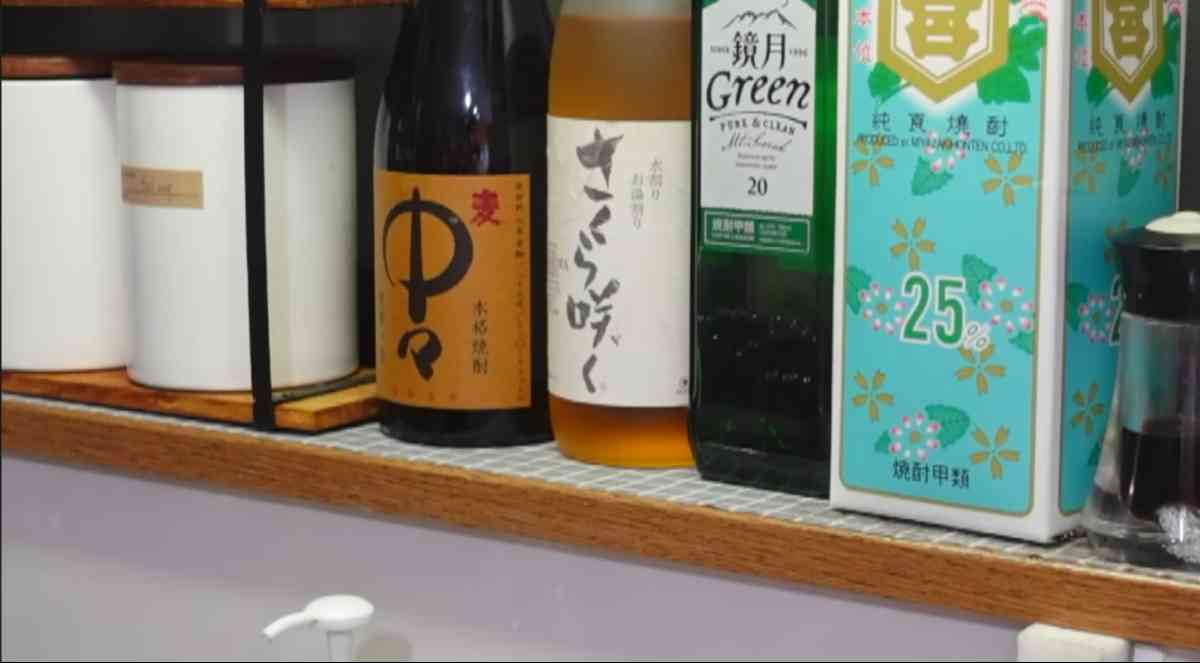 ダイソーの「貼ってはがせるテーブルシート」