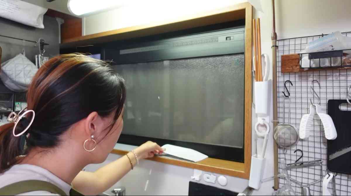 ダイソーの「貼ってはがせるテーブルシート」