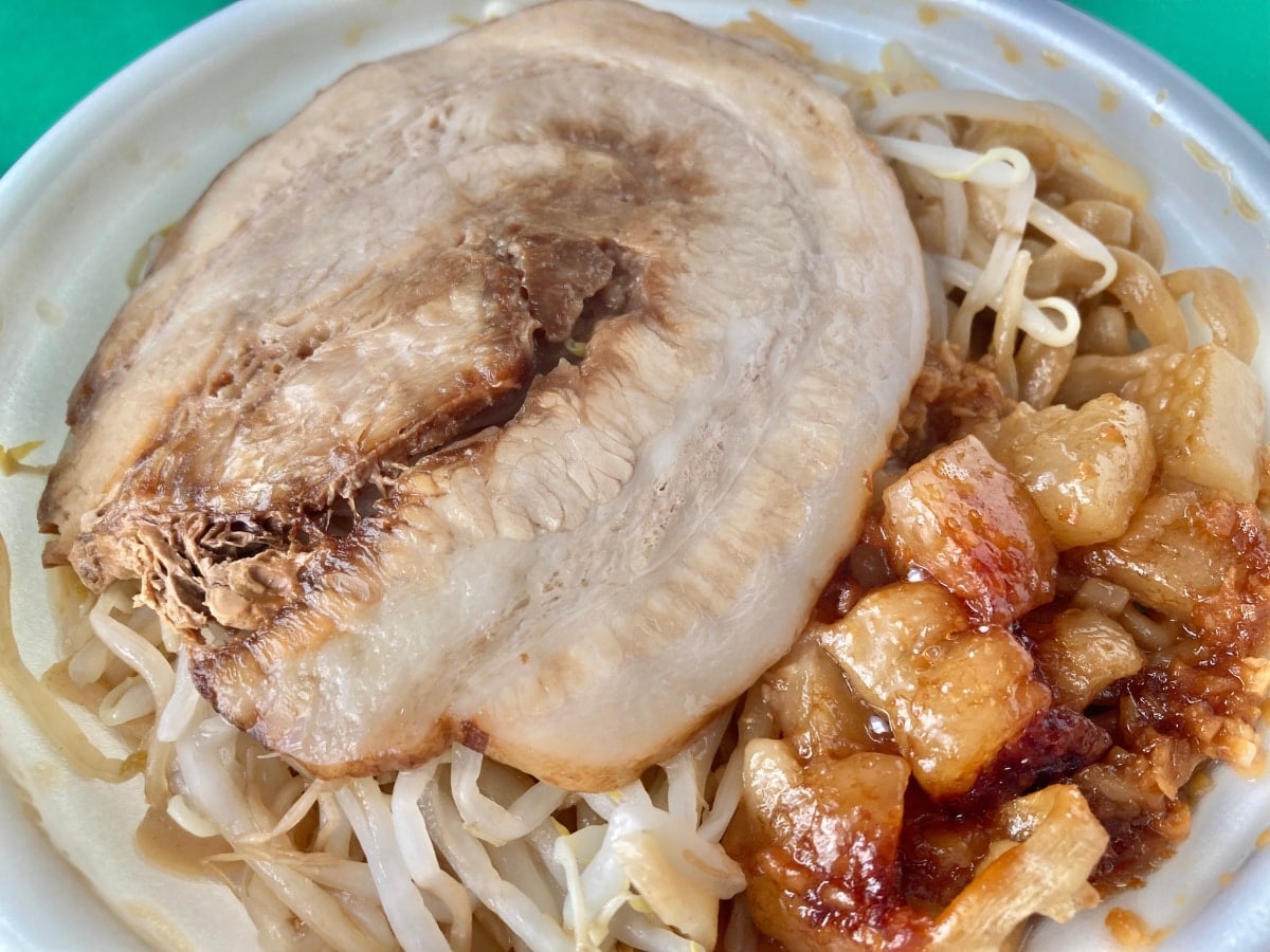 背徳感マシマシ！極太麺がやみつきになるデカ豚ラーメン