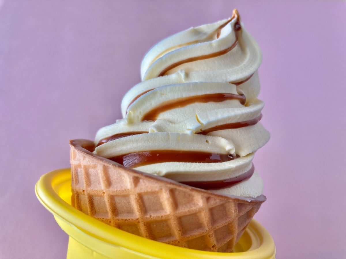 ザクザク食感がたまらない！焦がし風味のプリンワッフルコーン