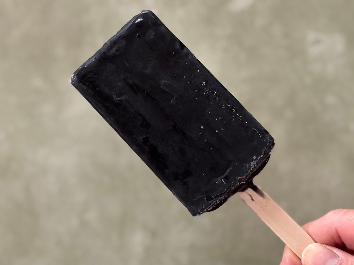 ローソン「黒いプリンアイス」