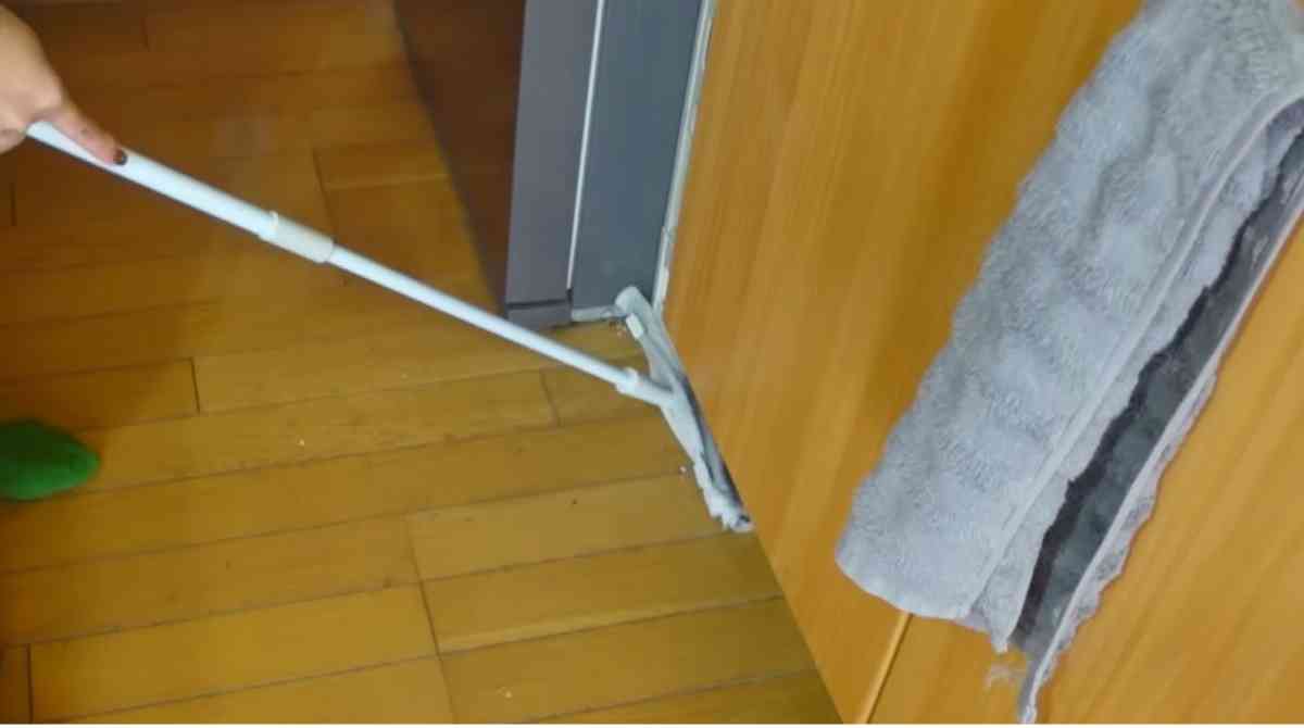 セリア┃フロア ラバーほうき