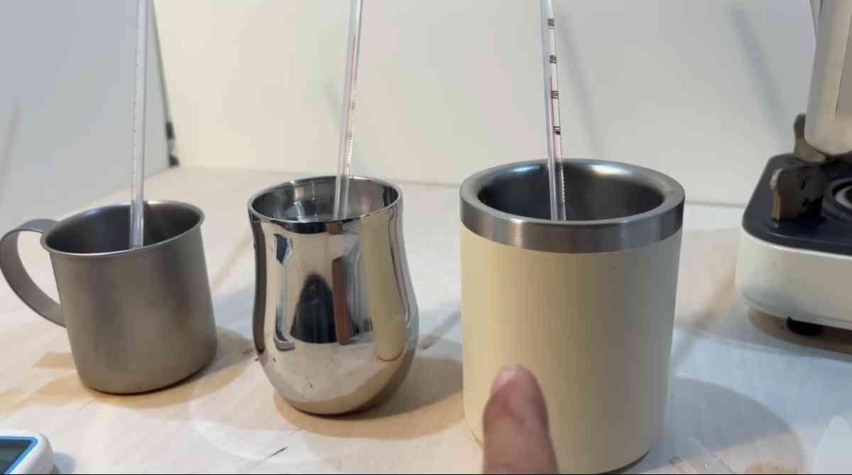 ダイソー「吸熱マグカップ」