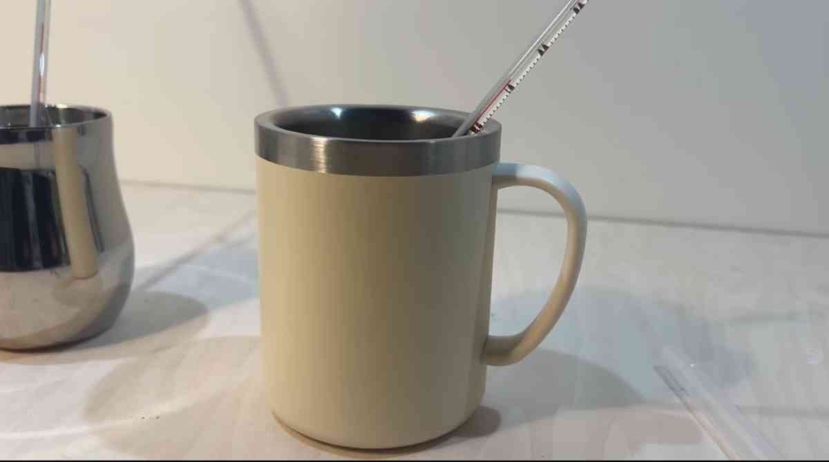 ダイソー「吸熱マグカップ」