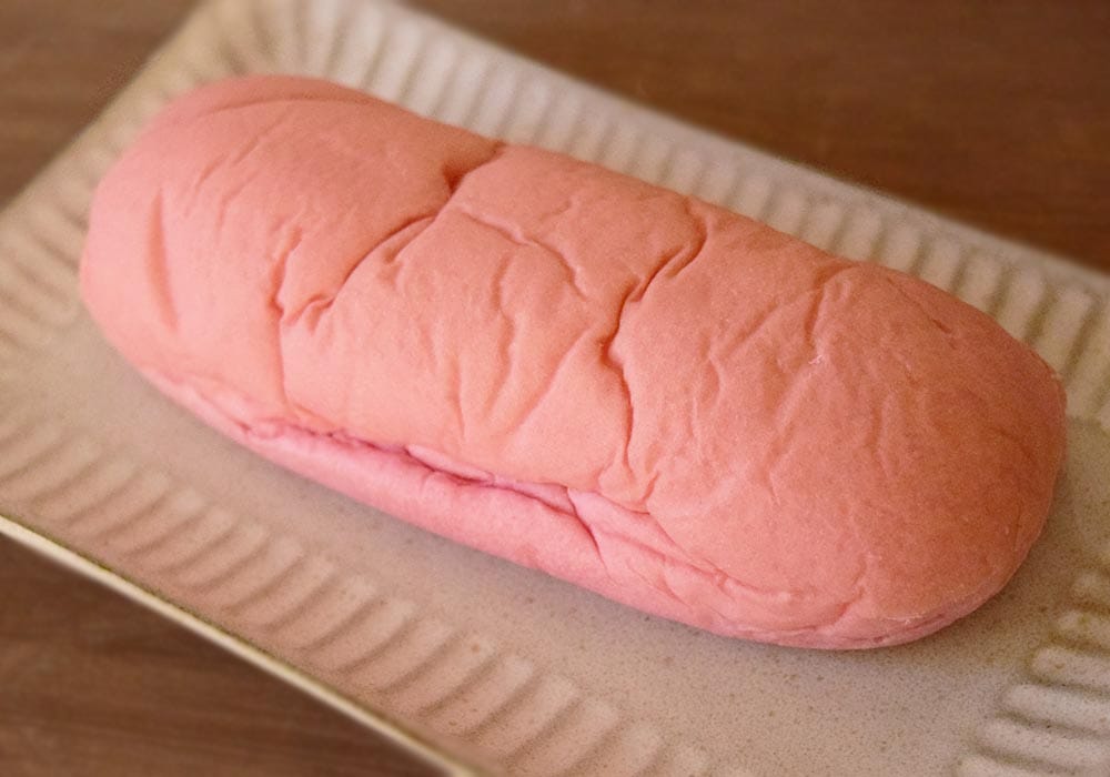 淡いピンク色のパン生地