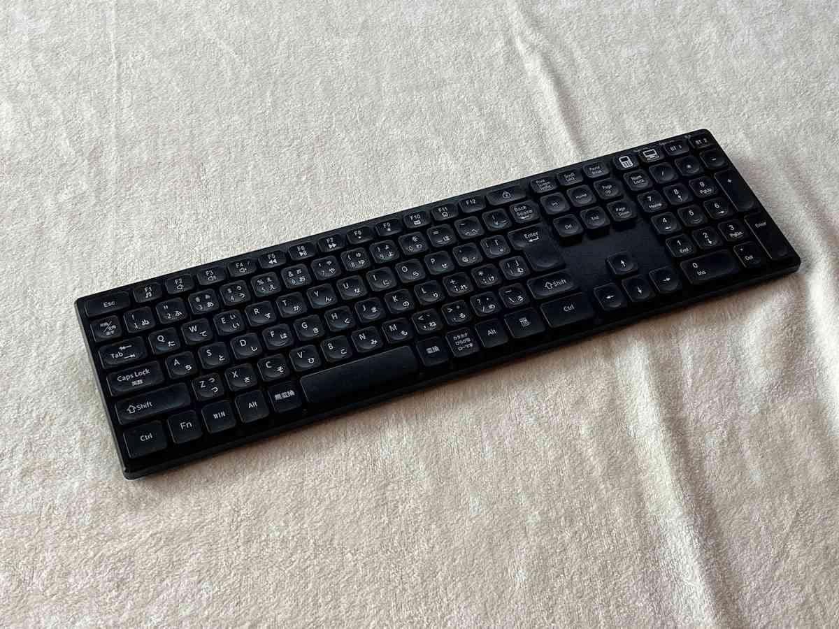 【ダイソー】1100円の静音Bluetoothフルキーボード！コスパ最強で接続・使用感をレビュー