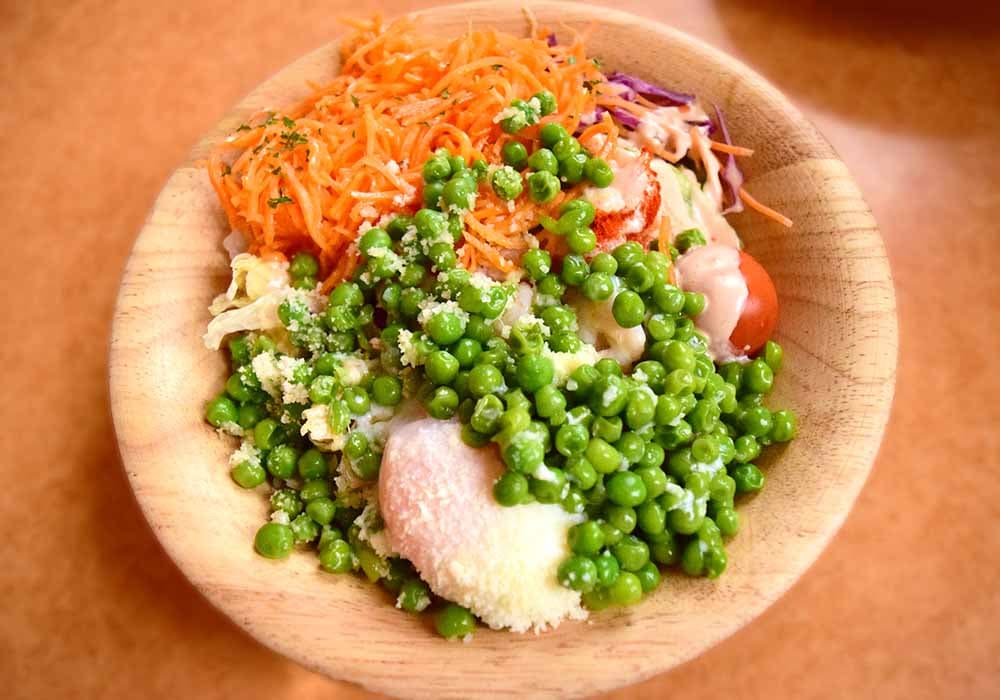 「キャロットラペ」「柔らか青豆の温サラダ」「小エビのサラダ」をほどよく混ぜるだけ