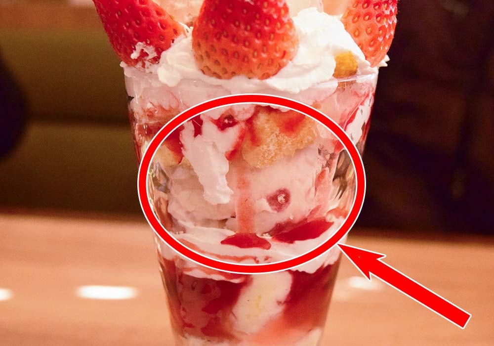 、3個目のストロベリーアイスクリームはパフェの中盤あたり