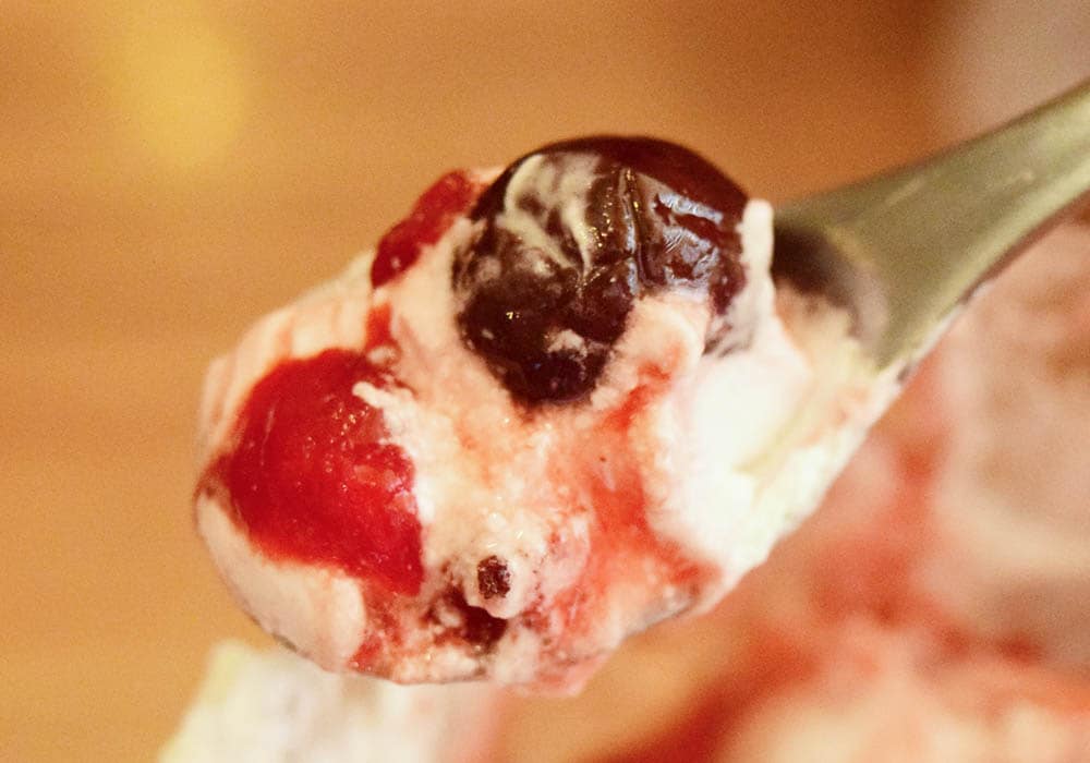 途中にはミックスベリーも入っているため、パフェ全体としてほどよい酸味が感じられるのもポイント