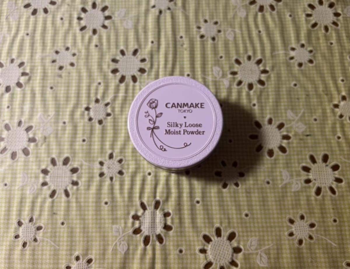 【キャンメイク名品】1000円以下なのにデパコス並み！「シルキールースモイストパウダー」なら一塗りで
