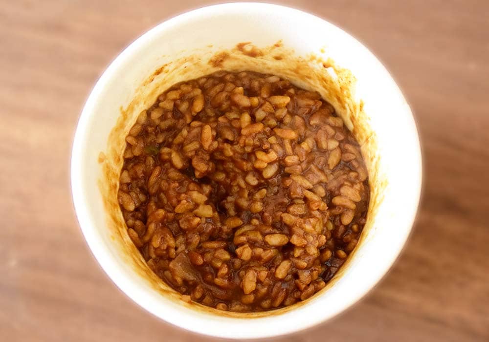 作り方はほかの「カレーメシ」と同じで、カップの中にお湯を注いで待つだけ。