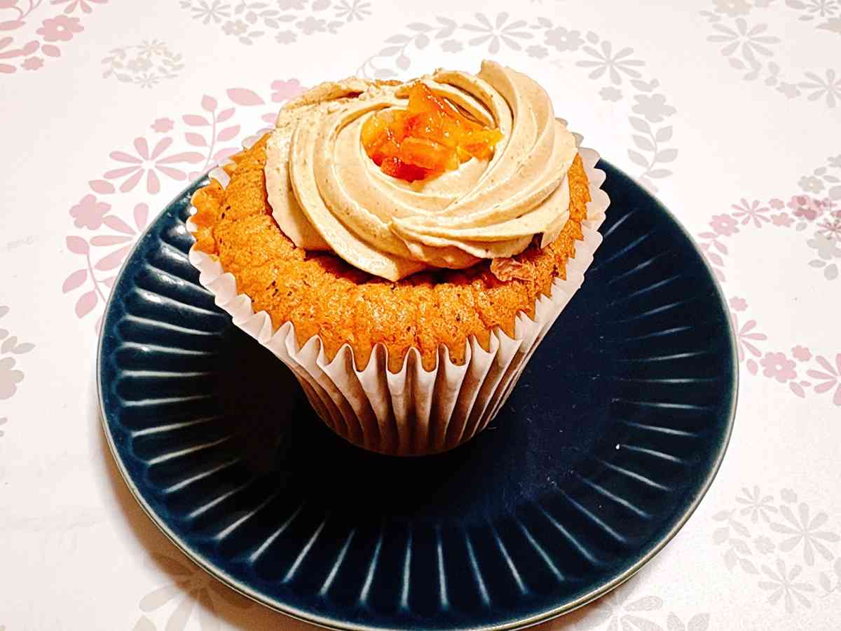 コストコの「アールグレイカップケーキ」のオレンジピールトッピング