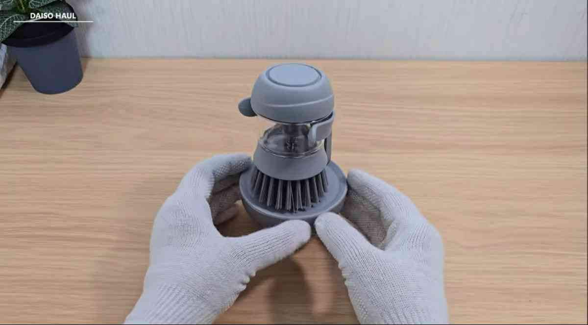 ダイソー┃スタンド付きキッチンブラシ