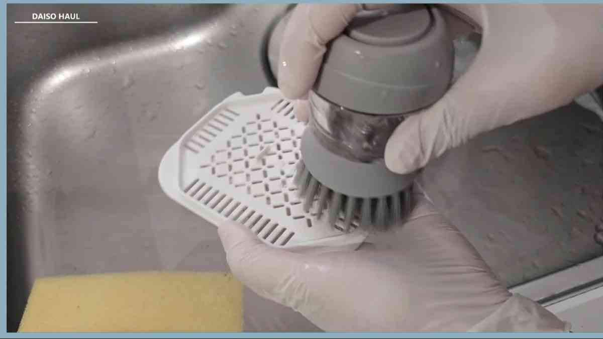 ダイソー┃スタンド付きキッチンブラシ
