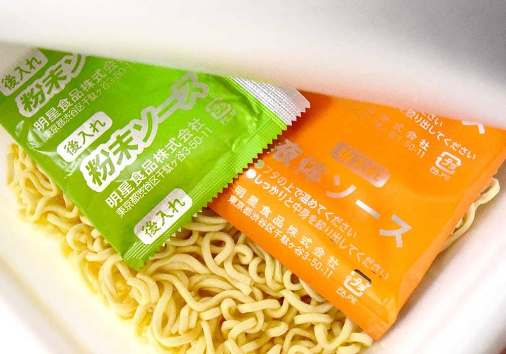 液体ソースと粉末ソースが入っています