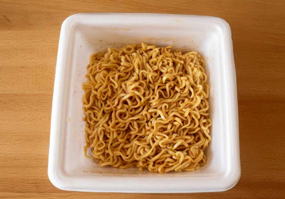 パッケージにも記載されているとおり、アレンジ推奨の一品で、具材は入っていません。