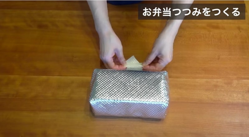 【ダイソー】こんな使い方あったの⁉ 保温アルミシートがお弁当包みに大変身《動画》