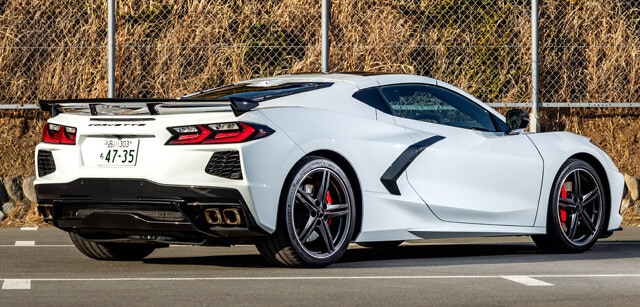 エンジンをキャビン背後に積むミッドシップレイアウトを採用し、独特のオーラを放つ