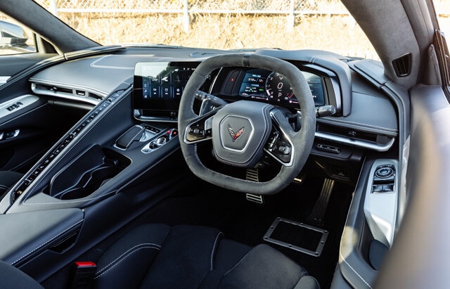 アメ車でありながら右ハンドル仕様。ペダル配置も最適化。コックピットは男心を刺激