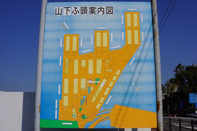 真ん中くらいの緑色の建物が食堂らしい