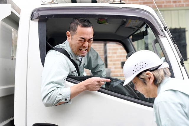 本業では部下を使う立場でも、副業のバイト先では下っ端。年下から叱責されることもしばしば